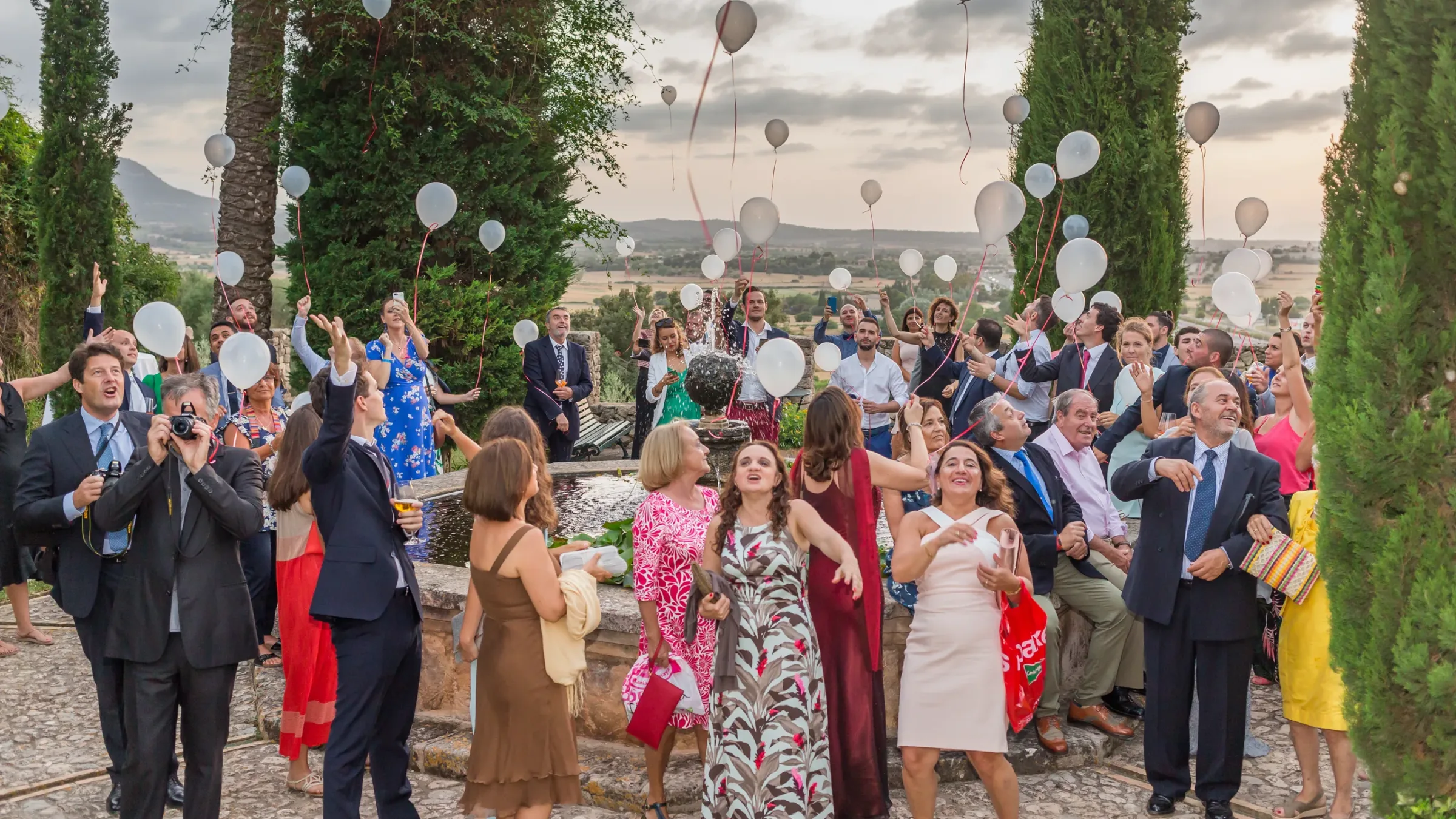 Invitados soltando globos al cielo en una boda celebrada en una finca de Mallorca