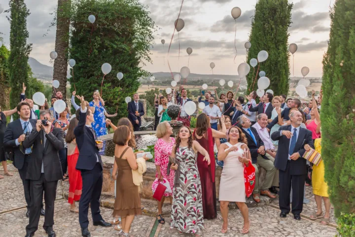 Invitados soltando globos al cielo en una boda celebrada en una finca de Mallorca
