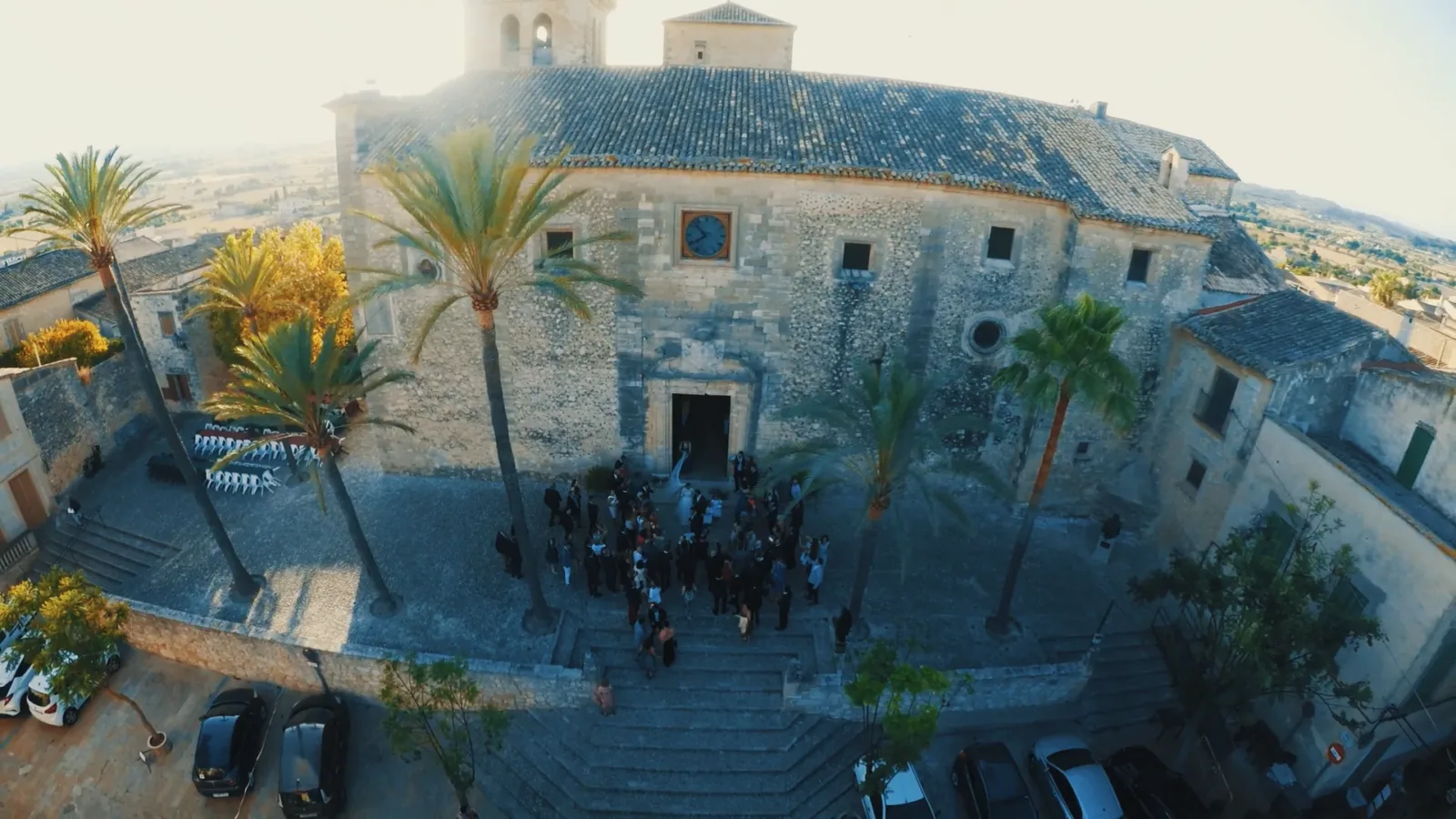 Coche clásico de boda en una plaza empedrada de un pueblo de Mallorca