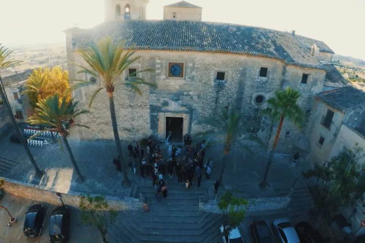 Coche clásico de boda en una plaza empedrada de un pueblo de Mallorca