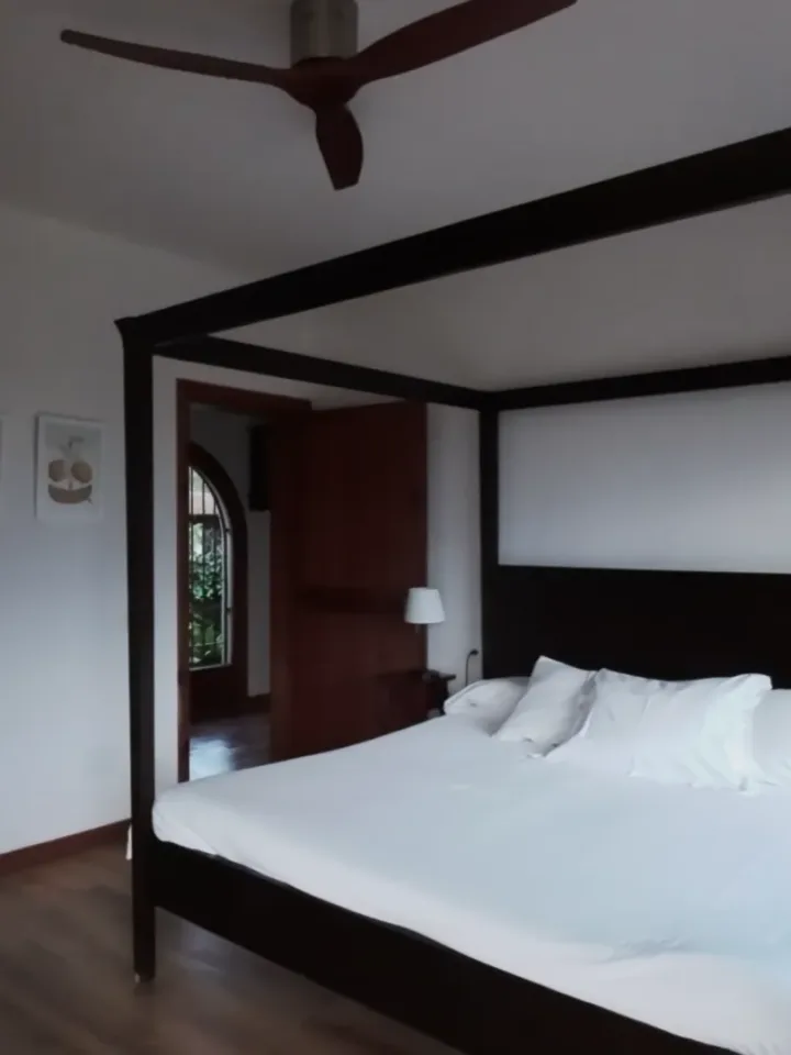 Dormitorio con cama de dosel de la casa vacacional Bon Viure
