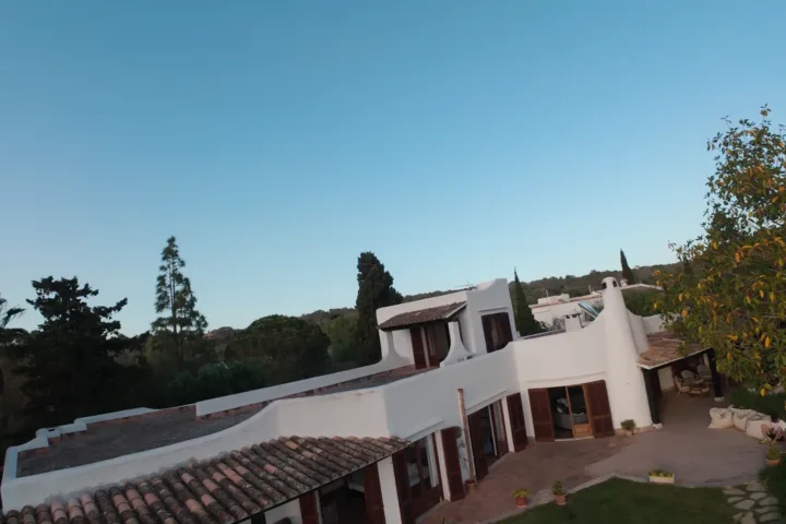 Jardín y terrazas de la casa vacacional Bon Viure vistos desde el aire