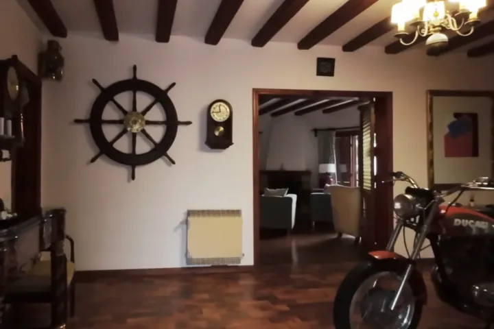 Salón con vigas de madera de la casa vacacional Bon Viure