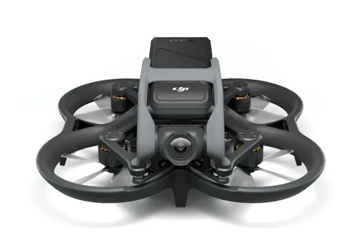 Dron DJI Avata usado para vuelos FPV en interiores