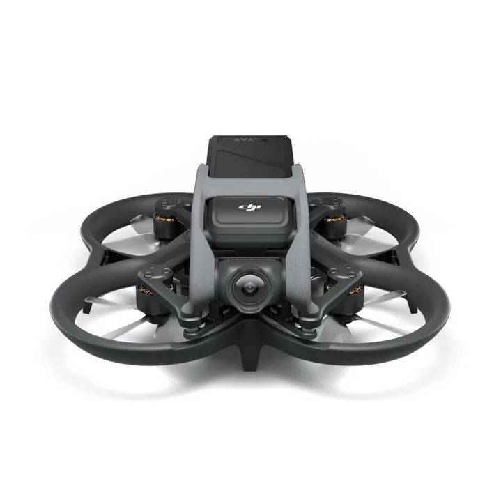 Dron DJI Avata usado para vuelos FPV en interiores