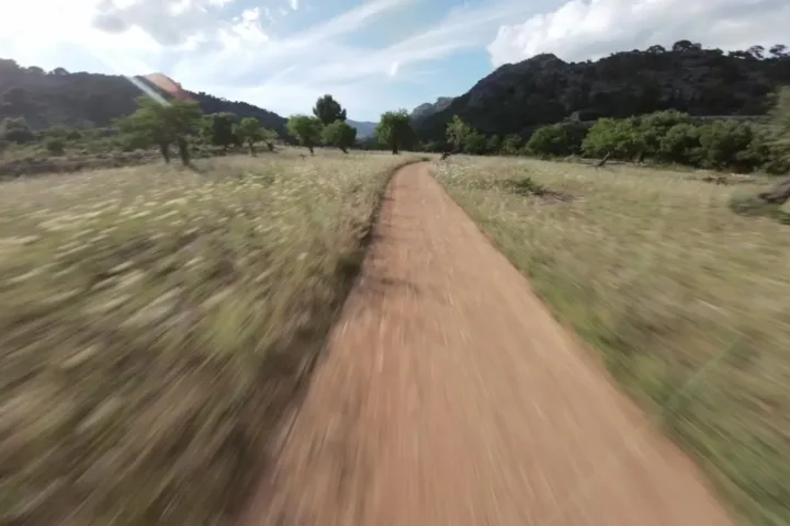 Vuelo FPV con dron sobre un camino de tierra en la Serra de Tramuntana, Mallorca