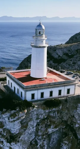 Faro de la costa de Mallorca grabado con dron en formato vertical