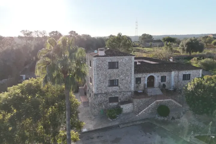 Salón con vigas de madera de una villa en Mallorca grabado con dron en interiores