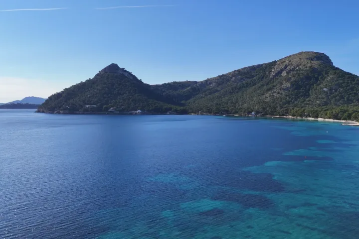 Plano cinematográfico aéreo del litoral de Mallorca al atardecer