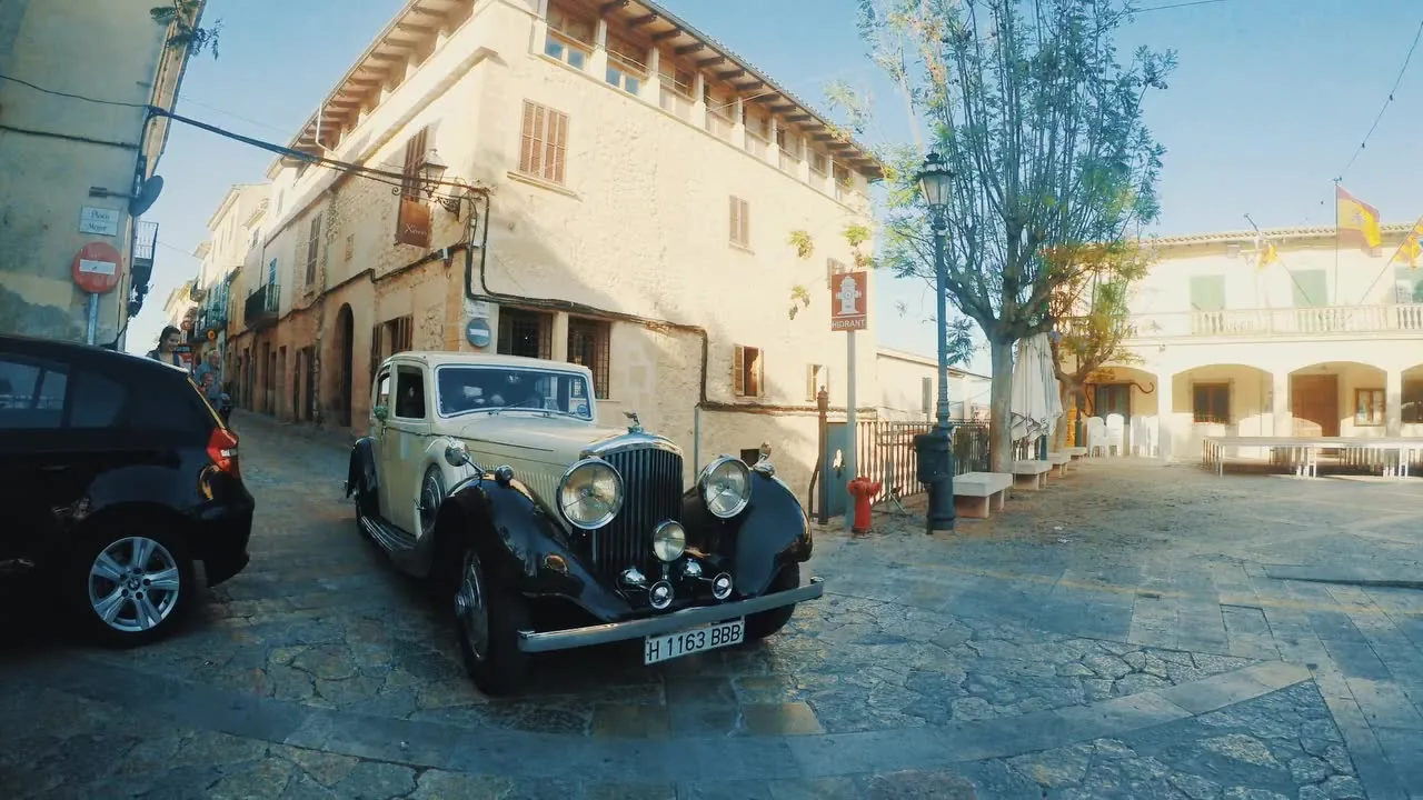Coche clásico de boda en una plaza de un pueblo de Mallorca