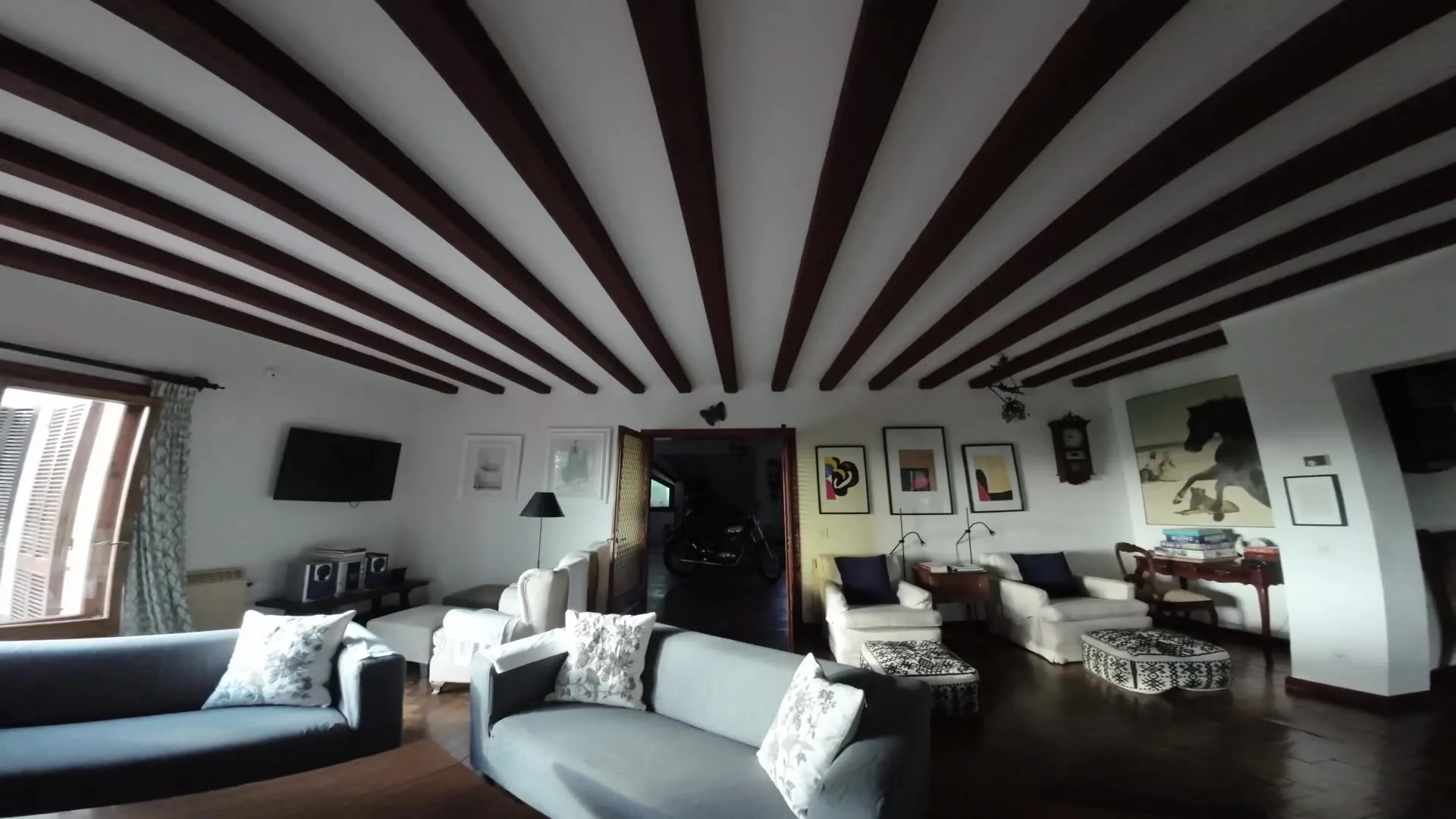 Recorrido con dron por el interior de la casa vacacional Bon Viure