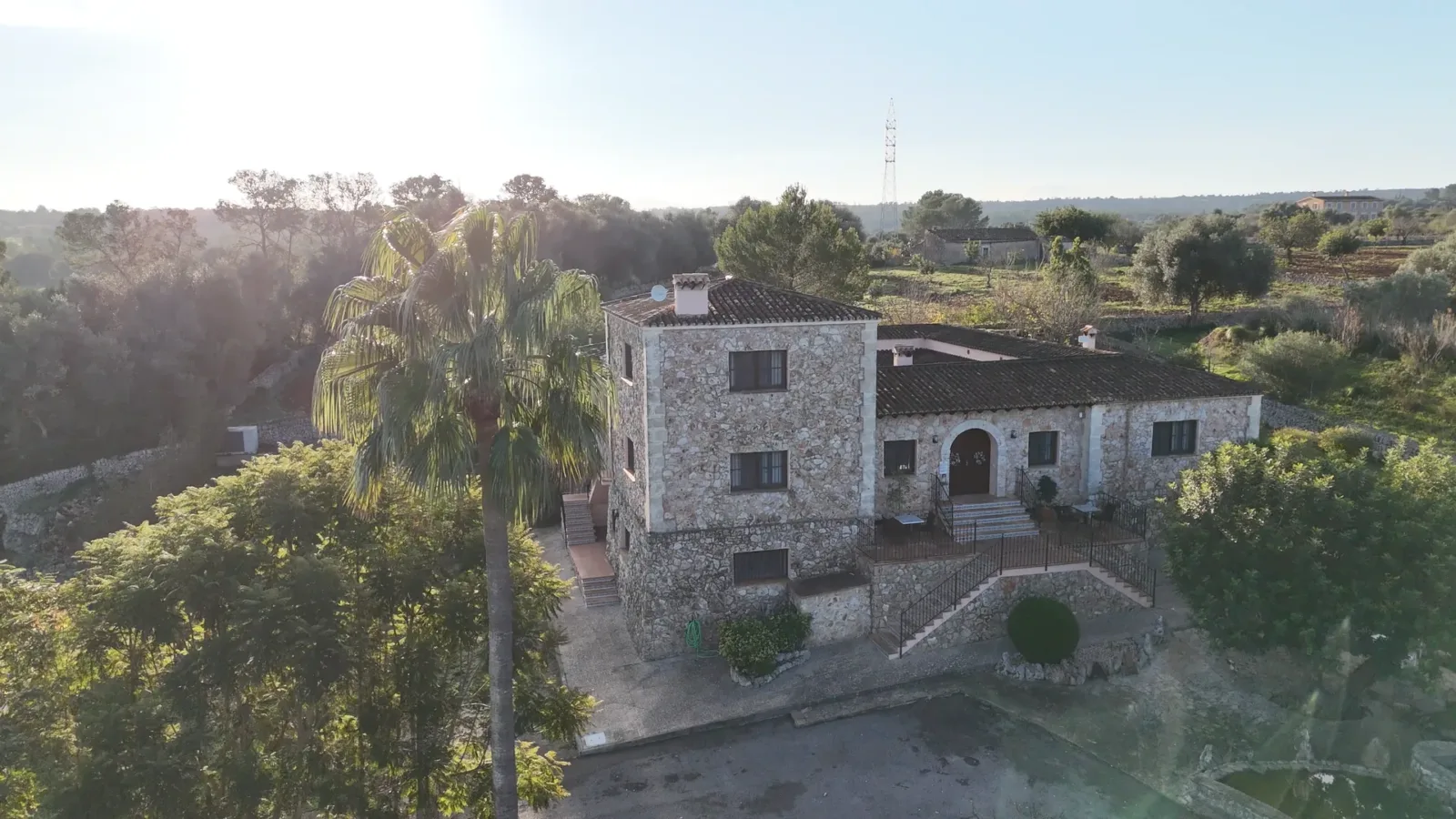 Casa de piedra del agroturismo Ses Illes en Mallorca, vista aérea al amanecer