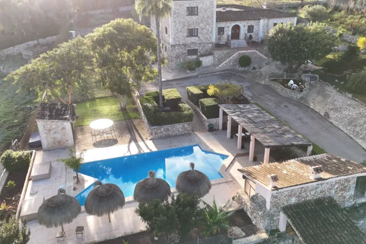 Jardines y setos recortados del agroturismo Ses Illes