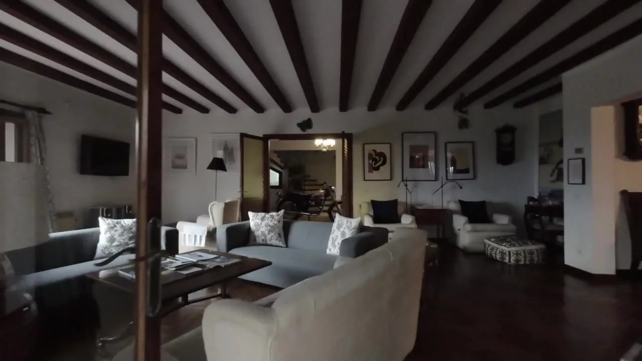 Recorrido aéreo por el interior de una villa en Mallorca