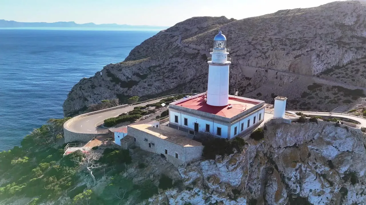 Faro de la costa mallorquina grabado con dron al atardecer